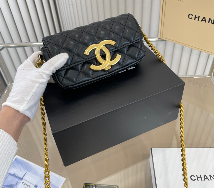 ビッグなCCが可愛い☆CHANEL フォンケース ラムスキン ブラック